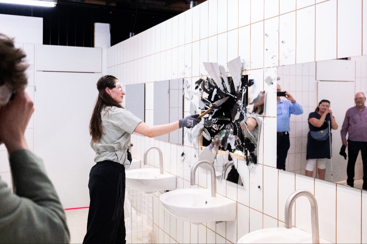 Hammerschlag – Kampnagel Hamburg – Simon Schultz erinnert mit seiner Installation an ein dunkles Kapitel der Hamburger Polizeigeschichte